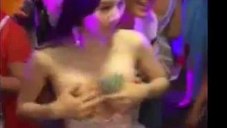 火爆婚禮現場~巨乳新娘開放摸一次1000元!!回收禮金囉!!