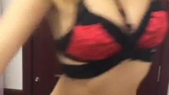 高颜值大美妞露脸穿着新买的内衣来发骚，性感热舞身材展示，道具激情抽插特写，想要哥哥的大鸡巴操