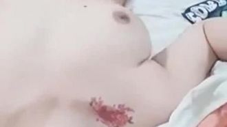 중화항공 스튜어디스 장비비(Zhang Bibi)가 섬세한 얼굴과 다정한 모습으로 Qbee를 몰래 먹다가 적발되었습니다. 그녀의 남편은 수백만 달러를 들여 영상을 찍었고 입소문이 났습니다 12V LINE_MOVIE_1530636602556