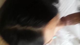 私の美しいガールフレンドが親友と電話中だったので、私は彼女を引き寄せてペニスを食べました。