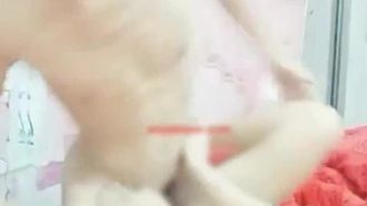 巨乳のホワイトタイガー少女は出稼ぎ労働者の少年にさまざまな体位で激しく犯され、少女は血を流したと話した。