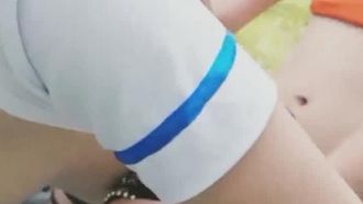 巨乳のネット有名人マンマンが屋外バルコニーで口を吹き、高解像度で精液を飲み込む