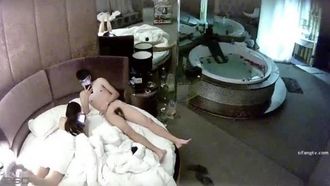 学妹的第一次 帅学长豪华浴缸房主题宾馆约操巨乳学妹性爱初体验 喜摘一血 一晚上搞四次 高清720P完整版