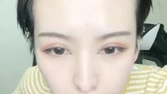 ショートヘアのイケメン娘が椅子の上でオマンコを広げて接写。何度か触ると白い汁が出てきてとてもそそります。気に入ったらぜひお見逃しなく。