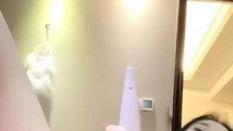 The internet-famous girl with petite figure [Little Sassy Cat] sticks her butt up and twists on the sofa. She masturbates with a vibrator after taking a bath in the bathtub. It’s very tempting. If you like it, don’t miss it.
