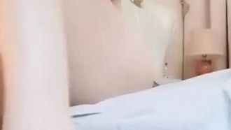 エッチな若い女性はスレンダーな体型で、アンカーは陰毛が豊かで、指でクリトリスをこすり、ゆっくりとマンコに挿入し、指でオナニーするのはとても魅力的です。