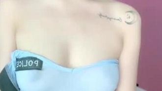 容姿端麗なインターネットセレブの女の子が、胸を露出させたセクシーな衣装とストッキングを着て、とても魅力的で魅惑的に見えます。それを逃す。