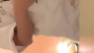 無毛のオマンコと大きな胸を持つ若い女性が後ろからセックスしています。彼女は足で持ち上げられ、激しく喘ぎます。