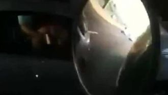 女乘客屁股抬高...上下低头吃驾驶的大香肠...驾驶边开车边使出金手指抠弄(