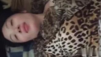 まだ若い女性がベッドで絶頂すると夫に直接電話する