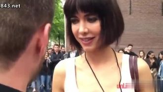 エロタッチボックス！かわいい女の子は、通行人に「手を伸ばして女性の体を探索してください」と呼びかけ、必要に応じて触らせてください。下半身も試用可能です
