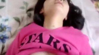小さなロリは妖精のように幸せです!