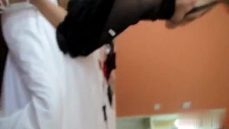 「おばあちゃんだけに見せることに同意したんじゃないの？なぜまた下半身を見せなければならないの？」 偽のタレントスカウトは、謎の方法で少女を説得し、全身を露出させるオーディションを受けさせた。