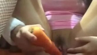 가슴이 큰 토끼 소녀는 당근과 싸웠고 심지어 물을 뿜었습니다!