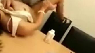 女はテーブルの上で犯されたが、彼女はまだ撮影について話すことができた