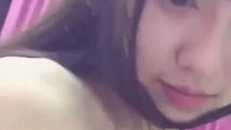 本土优质女「宝弟」揉奶露逼自拍流出 还有白白的液体是什么啊