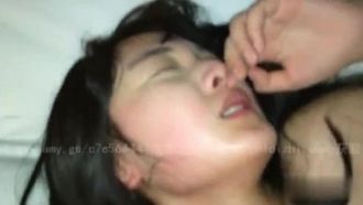 上海女子学生は犯されて泣き叫んでも我慢できずに犯し続けた。