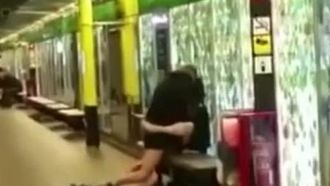 【欧米】若者は衝動的ですね～地下鉄から降りて椅子に座ってセックスし始めます～見物人完全無視～裸の相手しか居られませんよ～