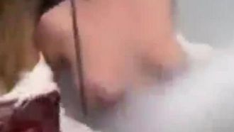 [歐美] 奶妹驚喜！噴水池的巧合惡整讓兩粒奶噴出來惹