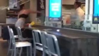 A female McDonald's employee was unhappy about being insulted and beat the female customer until her breasts were shaken.