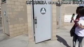 [欧美] 花花公子18禁综艺秀~街头随机搭讪~用钱邀请各式大奶妹上车玩性爱游戏~