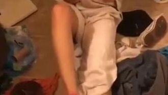 [欧美] 小姐姐浴室自慰被我抓包!!娇羞挡胸不要拍啦~