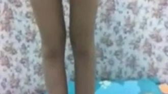 綠衣熱褲妹露兩粒開腿露出嫩鮑魚！