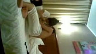黒の網タイツとサスペンダーを着た女の子がホテルでボーイフレンドとセルフィーを撮る（助けて）