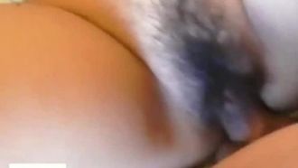 穿戴金色的项鍊美女让人好想射精在裏头