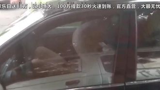 超瘋狂，廣州1對男女，大白天在馬路邊脫光車震，旁邊車裡人一直拍都沒停