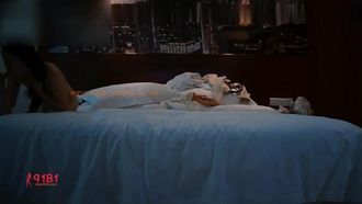 漂亮美女白領,約出來一起吃飯看電影後忽悠到酒店幹她,美女激烈反抗,扒掉褲子插進去後瞬間被征服