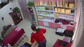 最新摄像头偷窥美容院-奶子也拔罐-好多大白奶子-2