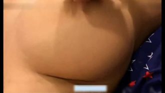 슈퍼 큰 가슴 피트니스 미녀가 술을 너무 많이 마시고 다시 잠이 들었을 때 가장 친한 친구의 남자 친구가 기회를 이용하여 그녀의 큰 가슴 쌍의 모습을보고 침을 흘리게했습니다.
