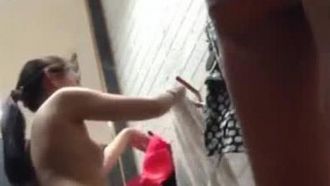 모델 몸매의 미녀가 광저우 바이마 쇼핑몰 피팅룸에서 새 브래지어를 입어보는 모습이 몰래 촬영됐다.
