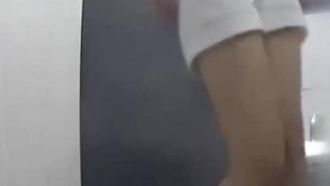 外站流出坐厕偷拍看打扮这应该是白领居多短发气质美女应该尿内裤了扯了好多纸擦逼-上