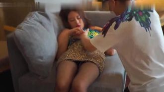 女神级172CM性感美女嫩模酒吧喝酒不小心中招后被猥琐男带到酒店扒掉衣服玩弄侵犯