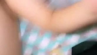 北京で演技を学ぶ小柄なふしだらな女シシは、宅配業者のセックスフレンドと情熱的なセックスをしている顔を見せます。黒いストッキングを履いたまま舌と口を使ったセックスの全プロセスは中国語で行われます。