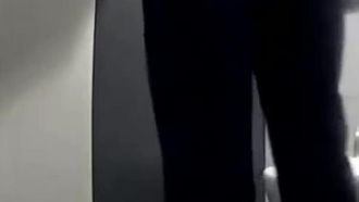 オフィスビルの女子トイレの洗面台の下にカメラを設置し、美女のおしっこを隠し撮りしていたことが外部サイトに流出 そこにはマン毛がたっぷり生えた美女が何人もいて、見ていて興奮する - 2