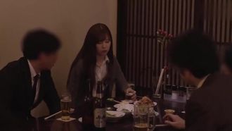 出張先で相部屋NTRされ上司に一晩中中出しされた女子社員 明里つむぎ