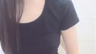 女神級氣質性感大美女第一次嘗試刺激把2個小情人同時約到酒店一起啪啪,膚白貌美,胸大毛少,輪流換著乾-下