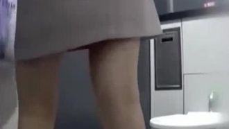 オフィスビルの女子トイレの洗面台の下にカメラを設置し、長くて美脚で毛むくじゃらのセクシーなジーンズを履いた美女の放尿姿を隠し撮りしたことが外部サイトで流出 - 2
