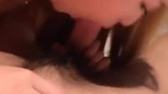 小骚货粉粉的，最喜欢她的舌头深喉，没几根毛的骚逼很嫩，大鸡巴无套暴力抽插，屁股很俏叫声浪