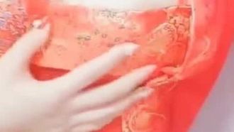 구식 소녀는 옷을 벗고 가슴을 드러내며 부드럽게 신음하며 가슴을 가지고 놀며 셀카를 찍습니다 !!