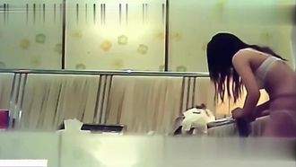 偷拍老板和小明星开房，日到妹子双手抓拳头
