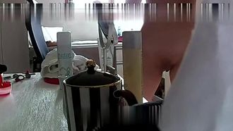 入浴後に全裸でスキンケア製品を塗る整形美人を隠し撮り