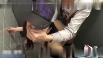 漂亮美女風景區遊玩時寂寞難耐 拉著男友到公共衛生間瘋狂操B自拍
