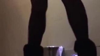 スケートをしている女の子はズボンの中にオシッコをしそうになった