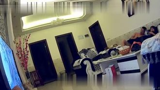 360监拍中年夫妻沙发扒下老婆的内裤爱爱