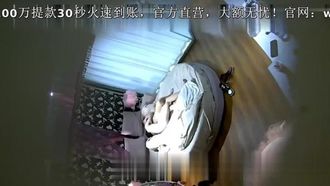 美女太饥渴了，刚脱完衣服就开始玩鸡鸡