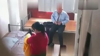 国内売春婦が太ったチンポをファックする老人を密かに撮影